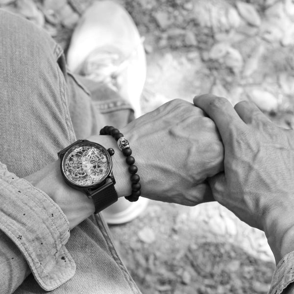 Montre mécanique squelette sale